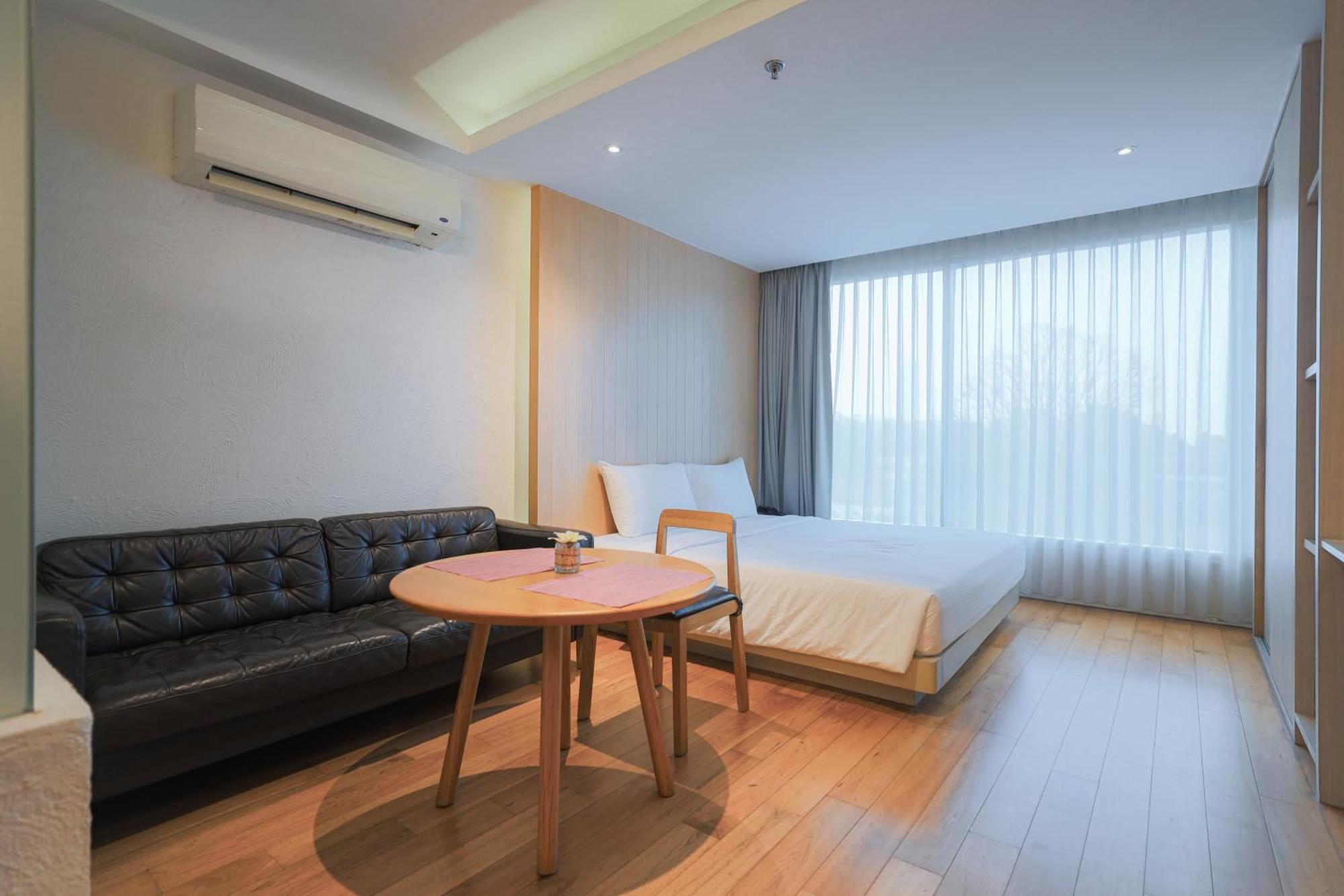 Balcony Seaside Sriracha Hotel & Serviced Apartments Си Рача Екстериор снимка