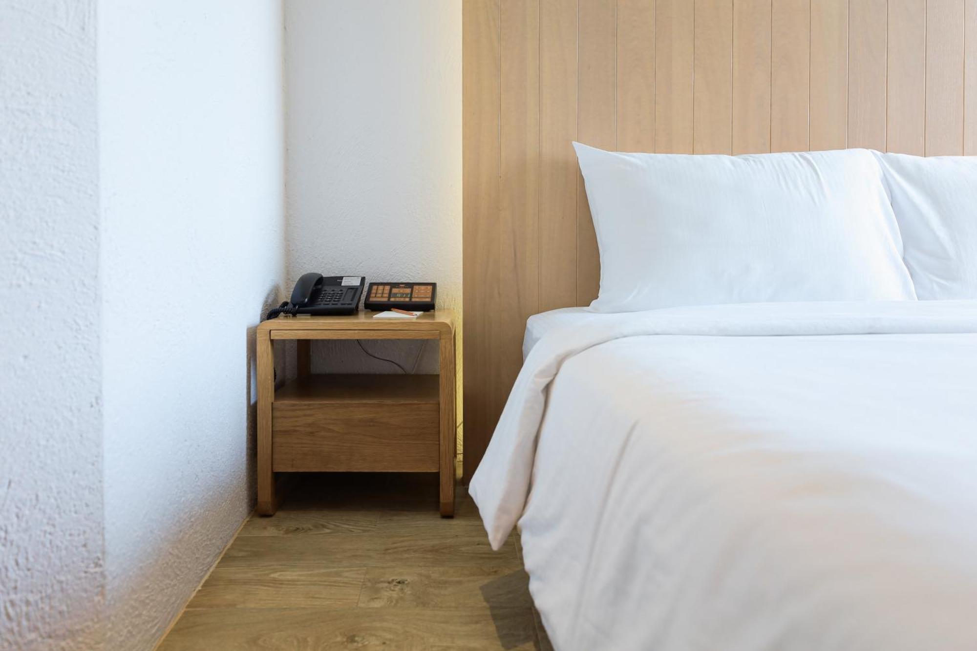 Balcony Seaside Sriracha Hotel & Serviced Apartments Си Рача Екстериор снимка