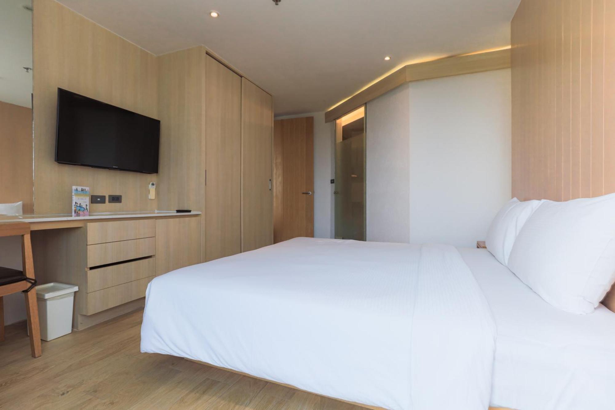 Balcony Seaside Sriracha Hotel & Serviced Apartments Си Рача Екстериор снимка