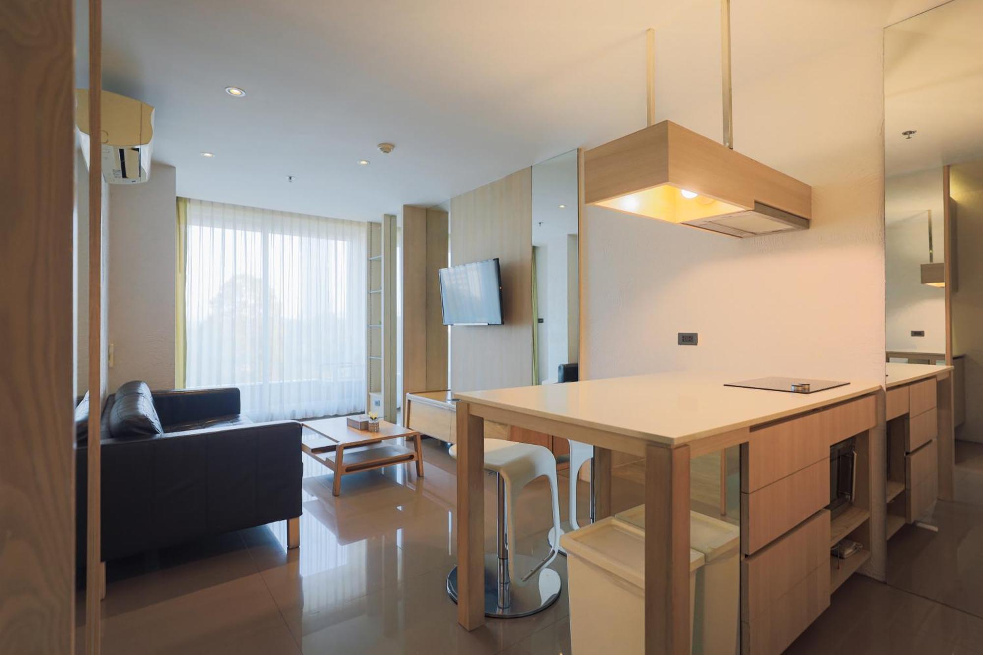 Balcony Seaside Sriracha Hotel & Serviced Apartments Си Рача Екстериор снимка