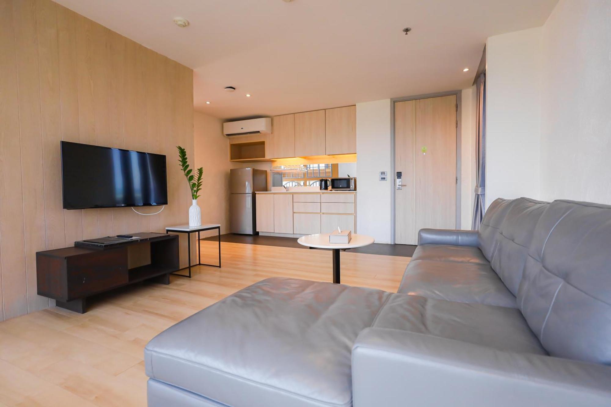 Balcony Seaside Sriracha Hotel & Serviced Apartments Си Рача Екстериор снимка