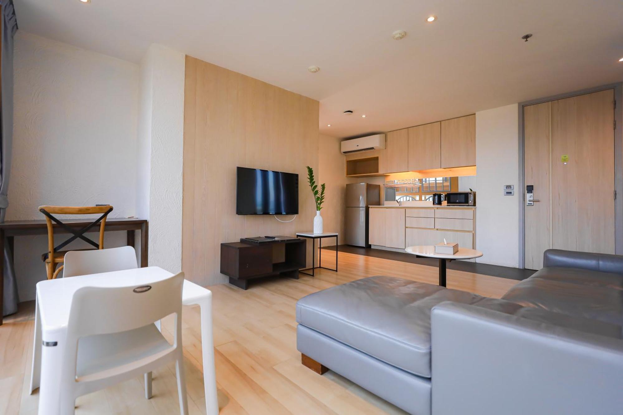 Balcony Seaside Sriracha Hotel & Serviced Apartments Си Рача Екстериор снимка