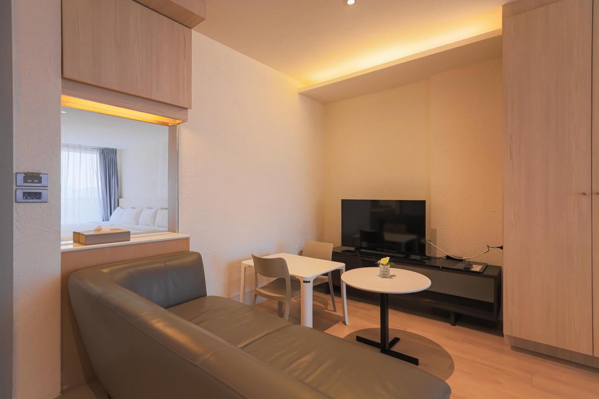 Balcony Seaside Sriracha Hotel & Serviced Apartments Си Рача Екстериор снимка