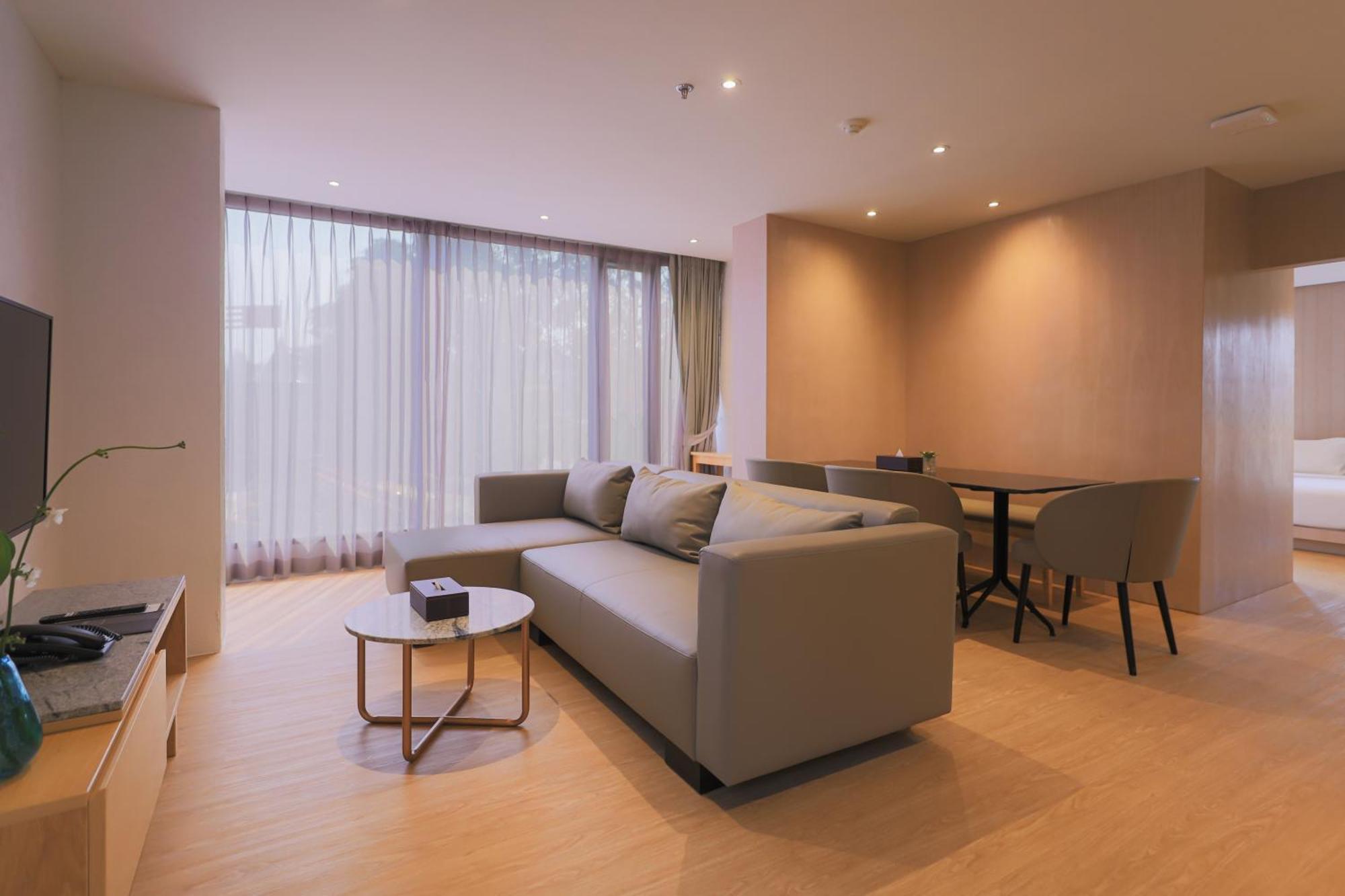 Balcony Seaside Sriracha Hotel & Serviced Apartments Си Рача Екстериор снимка