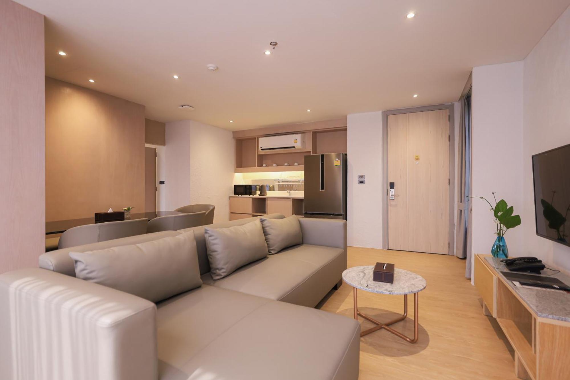 Balcony Seaside Sriracha Hotel & Serviced Apartments Си Рача Екстериор снимка